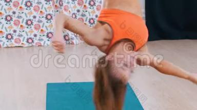 空中<strong>瑜伽</strong>-一个运动<strong>微笑</strong>的女人倒挂在吊床上<strong>做瑜伽</strong>